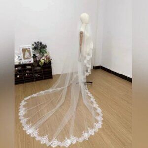 Chic Ivory Lace Wedding Veil